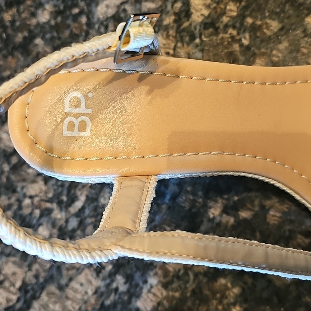 Elegant Beige Women's Sandals - Picture 6 of 10